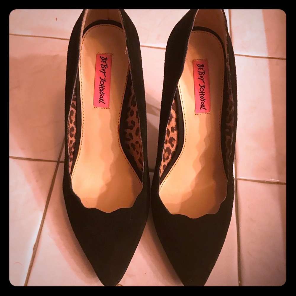 Betsy Johnson scallop heels